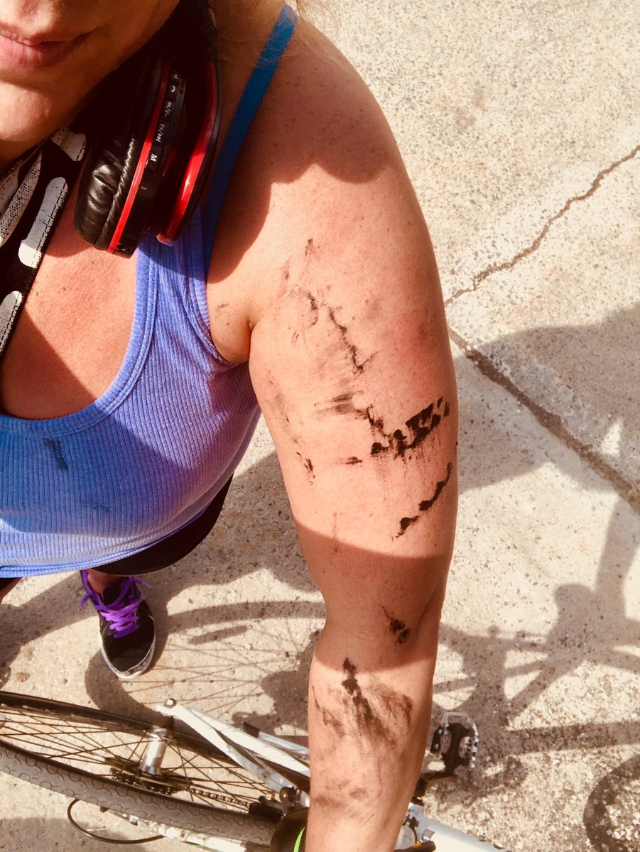 AliciaGal7's tweet image. My quick ride to get my nails 💅 done turned into a 💪 15 min arm workout 🤦‍♀️ of course my #bikechain would get caught in the most inaccessible spot 🙄 #bikeproblems 🤔 let’s talk about the faces 😳 of the #spa when I walked in 🤣 #ohman #mylife
