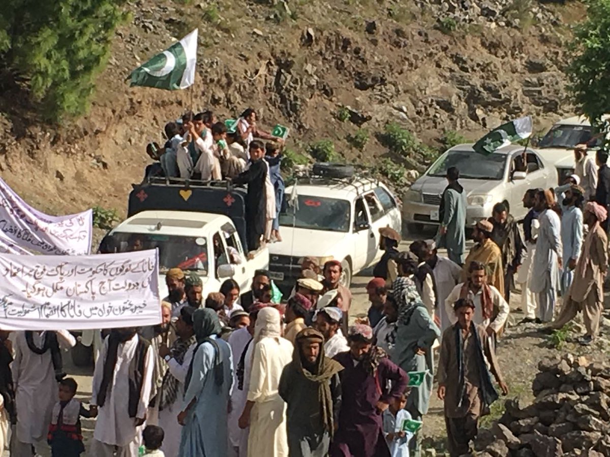 EagleWaziristan's tweet photo. Jubilant crowds at the foothills of #Preghar mountain in #Ladha, #South Waziristan expressing their endorsement for tribal areas merger with KPK. https://t.co/t2NRMU8Apu