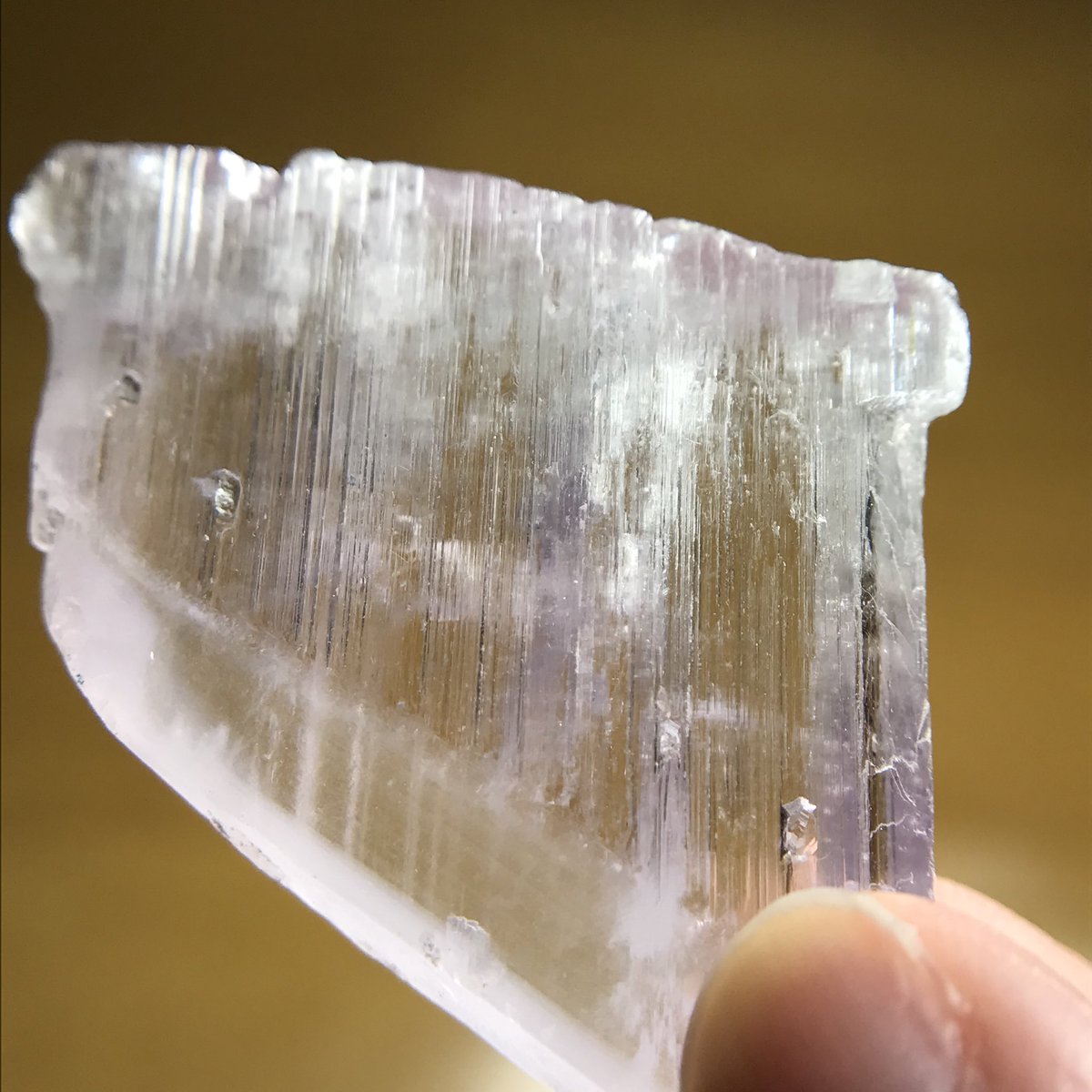 Knight_of_Jewel's tweet photo. クンツァイト①
Kunzite

宝石名。鉱物名はスポジュメン（Spodumene/リシア輝石）で、ピンク色のものをクンツァイトと呼ぶ。
鮮明な条線と氷に似た質感が特徴的な、華やかな色合いの鉱物。

▼クンツァイトの原石 
https://t.co/gESMkawn7u