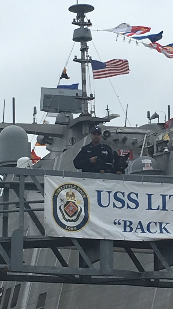 #NYPD Harbor secures the water around the docked USS Mitscher in Brooklyn as ESU #K9 provides security for the USS Little Rock in Staten Island. #FleetWeekNYC <a href="/USNavy/">U.S. Navy</a>