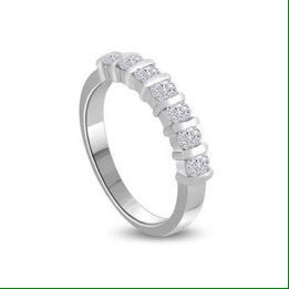 girlouis's tweet photo. quer dizer então que esse anel que o harry está usando é de noivado e contém 7 diamantes que relaciona com os anos que ele e louis estão juntos???? 

aaaaaa eu não aguento mais sofrer por esse casal https://t.co/R6DaVMwBZP