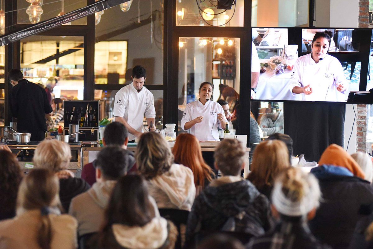 SemanaGR's tweet photo. 👏 En #sgr2018 los chefs coparon @mercadodelpatio y nos sorprendieron con exquisitos platos. En una de las clases de cocina Sil Ceriotti y Damian Manfre prepararon "Pork Belly glaseado en jugo de curry powder y churrasco de cerdo, laqueado de membrillo de cajón" ¿Tentador no? https://t.co/To4X6yrPAd