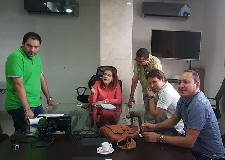 AlcaldiaMomil's tweet photo. Nuestro alcalde Emiliano Lugo Arroyo se encuentra reunido con Sandra Devia Ruiz  gobernadora encargada del departamento de Córdoba. Solicitando apoyo al proyecto regional de manejo de residuos sólidos y rellenos de los municipios de:
Momil, purisima, San Andres, Tuchin y Chima. https://t.co/4ljqe3VKwC