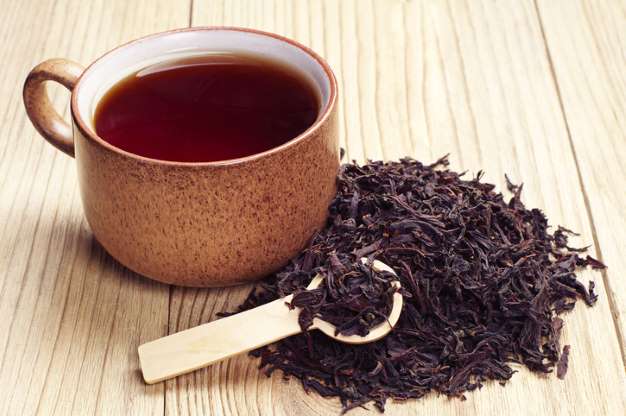 El té negro contiene 2 a 4% de cafeína, esto afecta el pensamiento y el estado de alerta, aumenta la producción de orina y puede reducir los síntomas del Parkinson. También contiene antioxidantes y otras sustancias que podrían ayudar a proteger el corazón y los vasos sanguíneos