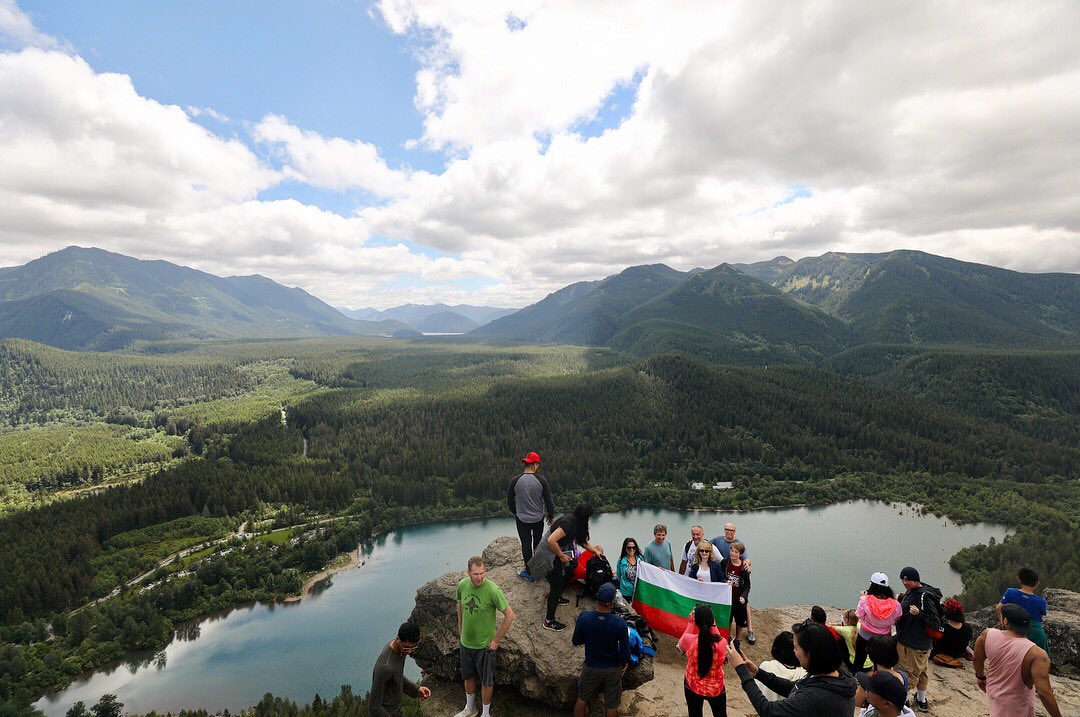 outsidetlimits's tweet photo. It was certainly packed but glad we finally made it up to Rattlesnake Ledge and wore the dogs out too. #winwin #memorialday #washington #seattle #rattlesnakeledge #nature #green #lake #hike #travelphotos #explore #getoutdoors #naturelover #sunshine #enjoythemoment #wideopenspaces https://t.co/Pc3jcQuReq