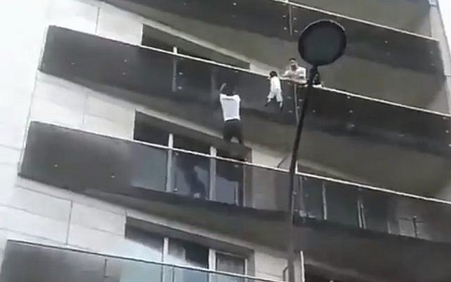 GratitudeDNA's tweet image. คนเข้าเมืองอย่างผิดกฏหมายก็ไม่ได้หมายความว่าเป็นคนไม่ดี ตัวอย่างหนุ่มชาวมาลีคนนี้ที่เข้ามาอยู่ฝรั่งเศสโดยไม่ถูกต้องตามกฎหมายแต่ยามฉุกเฉินกลายเป็นสไปเดอร์แมนฮีโร่ในชีวิตจริงปีนตึกสูงหลายชั้นด้วยมือเปล่าไปช่วยเด็กที่ห้อยจากระเบียง ได้พบปธน.มอบสัญชาติฝรั่งเศสให้พร้อมงานที่ดับเพลิง