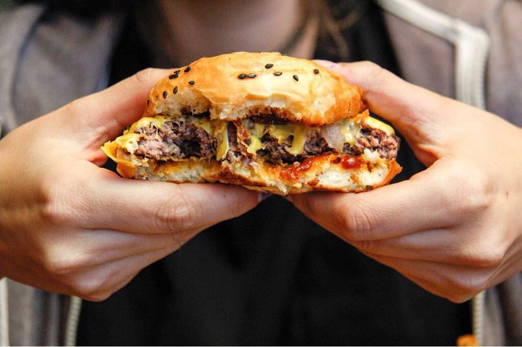 ontapbsas's tweet photo. En el Día Internacional de la Hamburguesa festejamos morfando nuestro plato preferido. 

PD: @BurgerFcts está sorteando unos combitos en su Instagram. 🍔🍟🍺 https://t.co/PYcMsYCfzd