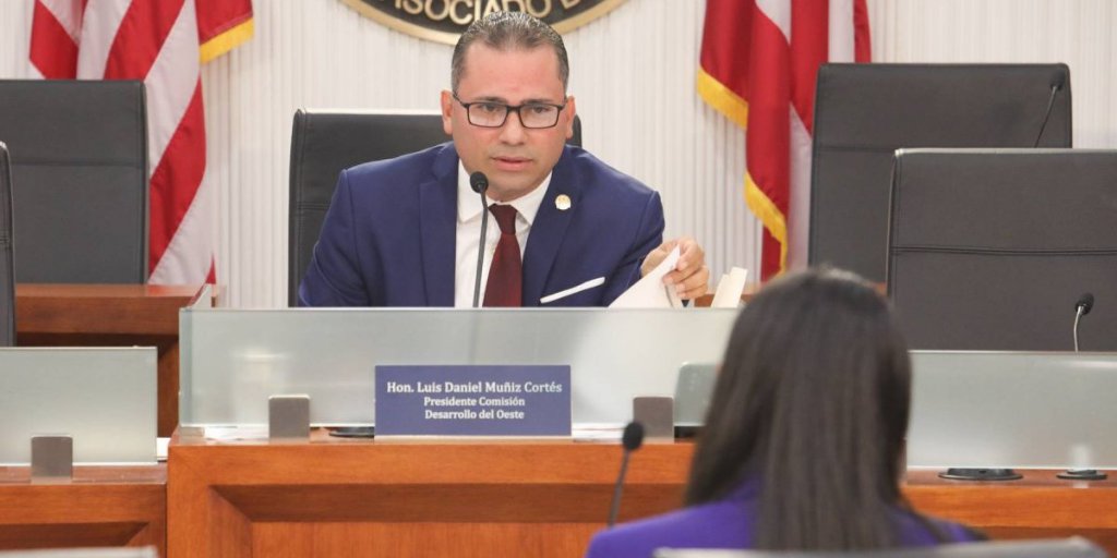 Senador reconoce a miembros de las Fuerzas Armadas en el Día de la Recordación notireportes.com/senador-recono…