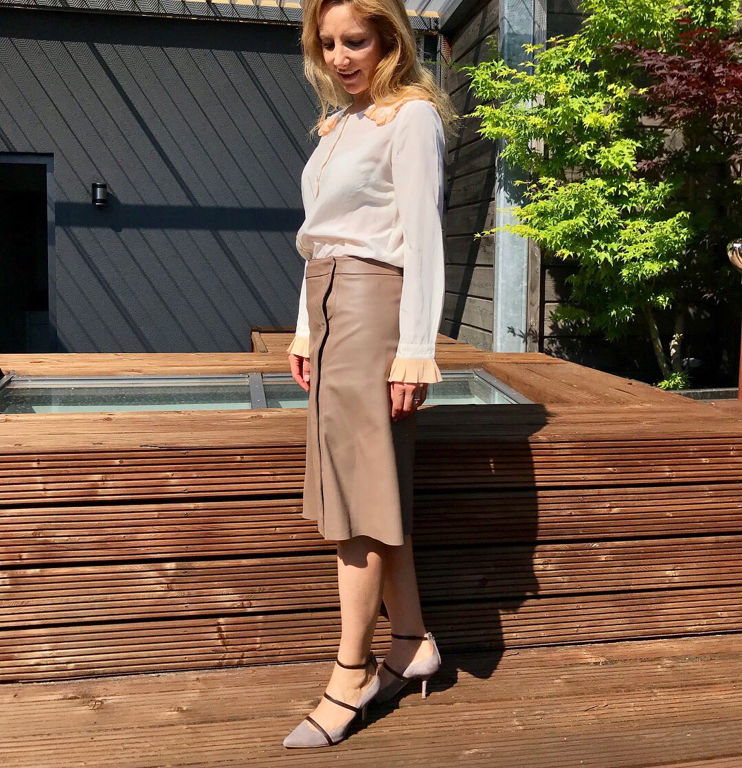 Styles4Work's tweet photo. Going for a business lunch this tuesday in brown-beige tones wearing a leather skirt covering my knees and a fancy blouse with valance details. #_styles4work #styles4work #stylesforwork #businesslunch #fashionblogger #womenswear #womenstyle #instafashion #dresscode #businesslook https://t.co/4ZLoIxxFPt