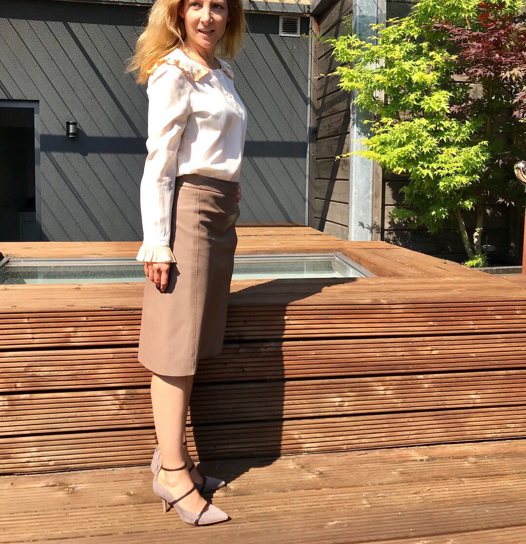 Styles4Work's tweet photo. Going for a business lunch this tuesday in brown-beige tones wearing a leather skirt covering my knees and a fancy blouse with valance details. #_styles4work #styles4work #stylesforwork #businesslunch #fashionblogger #womenswear #womenstyle #instafashion #dresscode #businesslook https://t.co/4ZLoIxxFPt