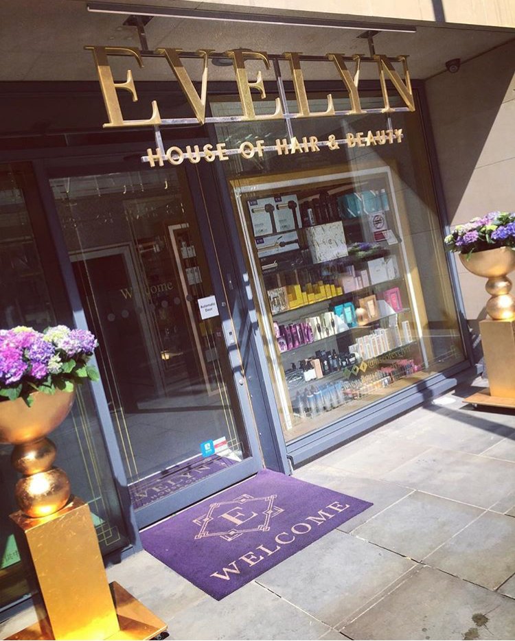 Our gorgeous Manchester Salon looks even more lovely in this beautiful sunshine! Thank you to <a href="/SpringbankUK/">Springbank Flowers</a> for the beautiful flowers 💐💐
#houseofevelyn #manchestersalon #springbank #sunshine #salon #luxurysalon #flowers #manchester #salons