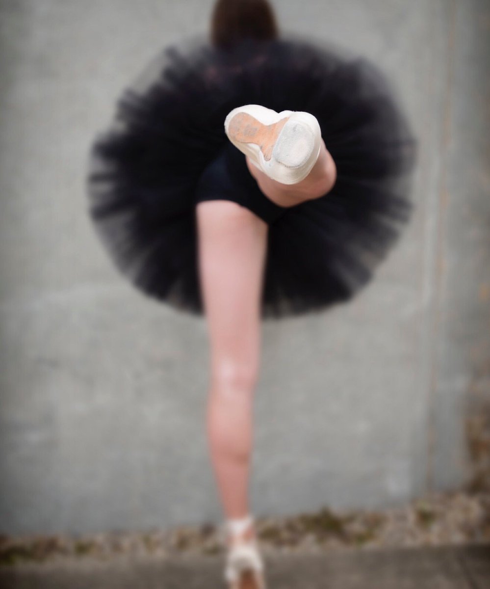 dressed_dance's tweet photo. It’s Tuesday which only means 1 thing... Ballet 👯💃🏼 

#tuesdayballet #ballet #dressedtodancealways #blog #dance #danceday #danceislife #danceisbeautiful #dancerlife #swanlake #dancefamily #dancefriends #black #enpointe #pointeshoes #dressedtodance #alwaysdressedtodance https://t.co/QMoEjZS3kw