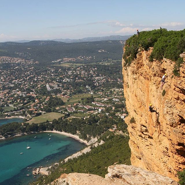 Descente en rappel avec vue sur la baie de Cassis 😍

#grimpe #escalade #cretes #capcanaille ift.tt/2L4UMyK