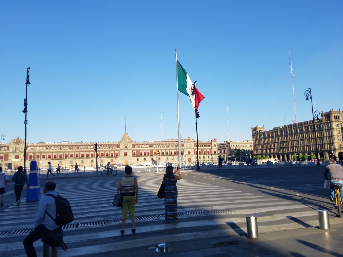coach_codd's tweet photo. Day 5 in Mexico City:

Spending the morning and afternoon talking football with @fischer_carlos and practice with the @BorregosMex QBs, followed up with a tour of downtown Mexico City from @ElCoachSimon made for a great day! https://t.co/vRPXHCt77W