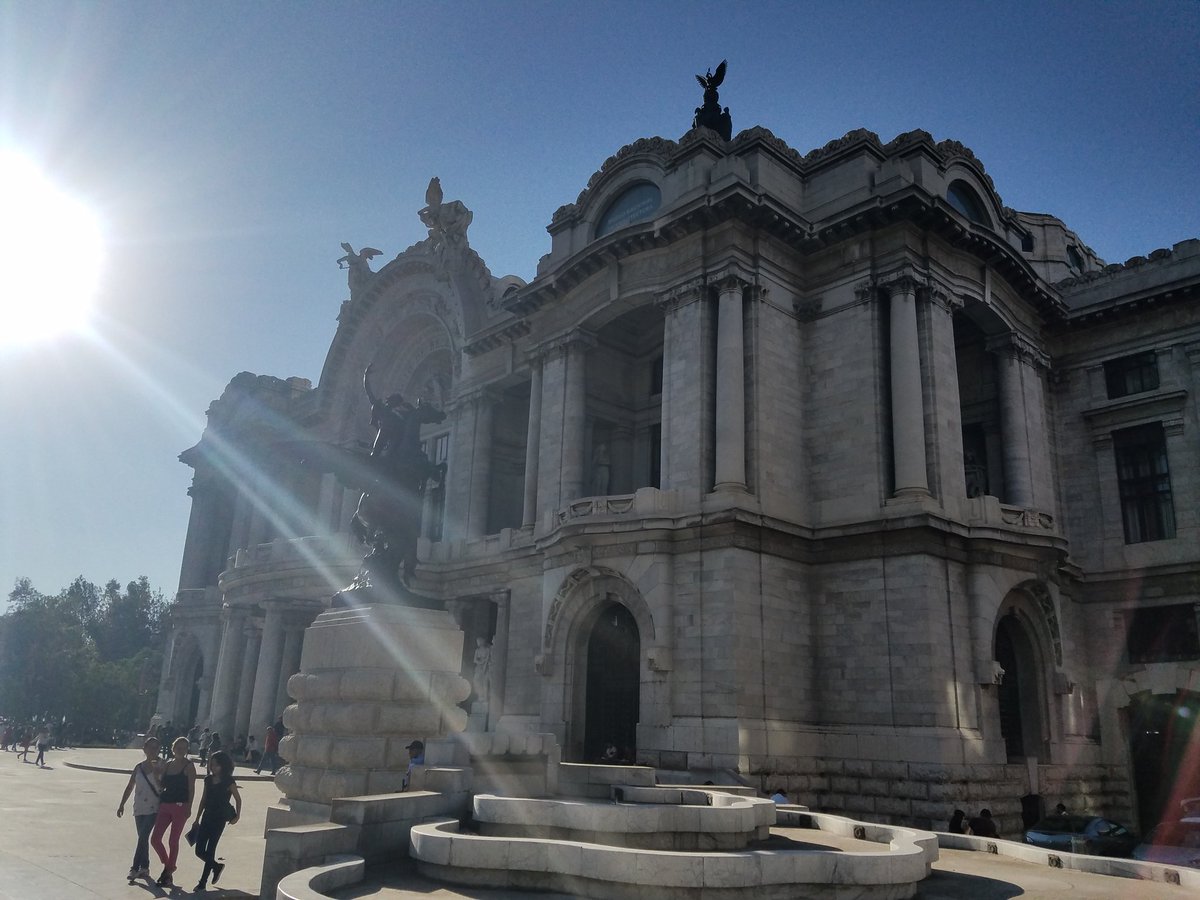 coach_codd's tweet photo. Day 5 in Mexico City:

Spending the morning and afternoon talking football with @fischer_carlos and practice with the @BorregosMex QBs, followed up with a tour of downtown Mexico City from @ElCoachSimon made for a great day! https://t.co/vRPXHCt77W