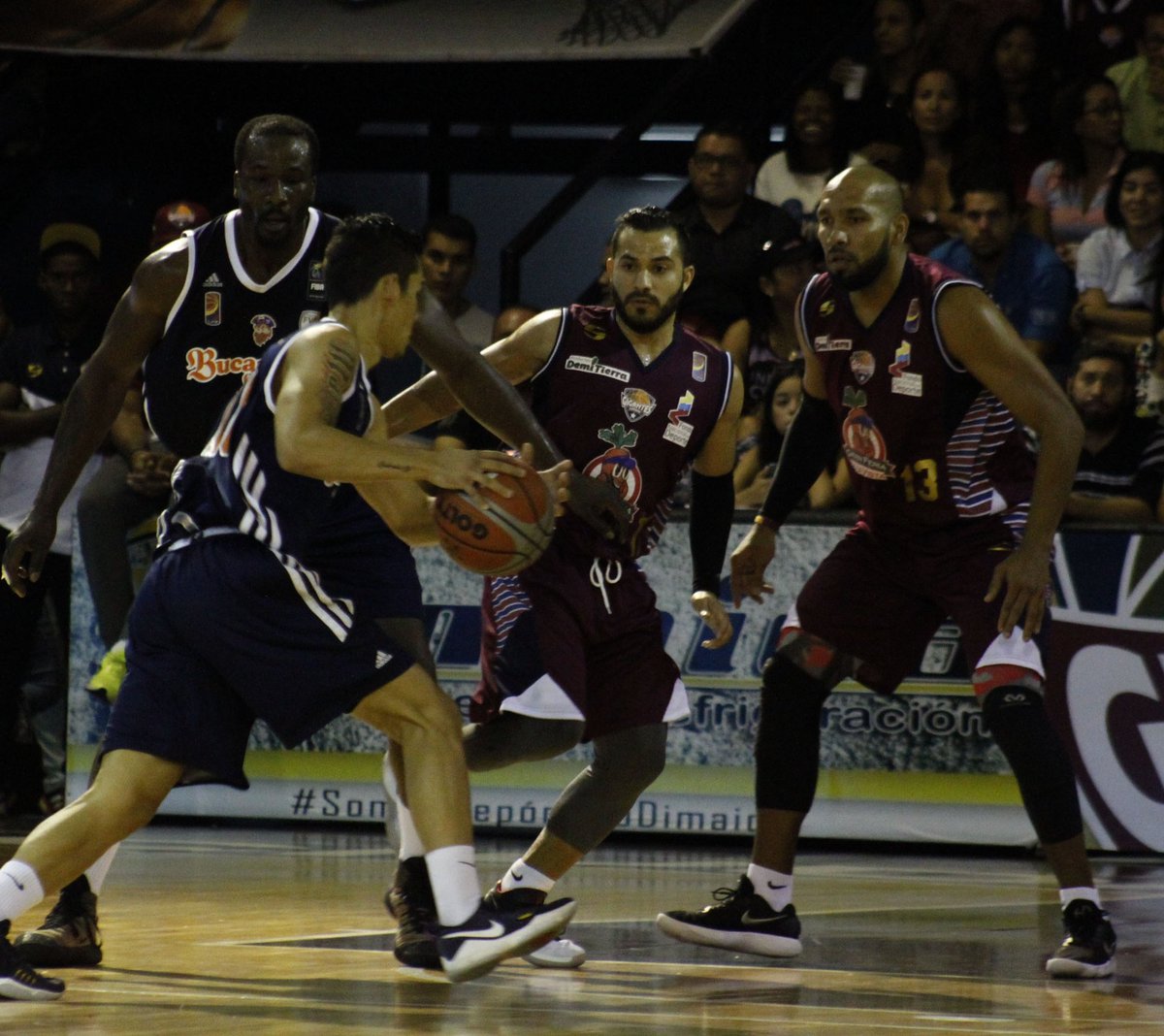 bucanerosbbc's tweet photo. #Baloncesto🏀 el capitán @EmiroH15 ataca la defensa de #Gigantes durante el juego de esta noche en Puerto Ordaz en @lpbaldia | #SomosBucaneros https://t.co/wUQjiYBMk2