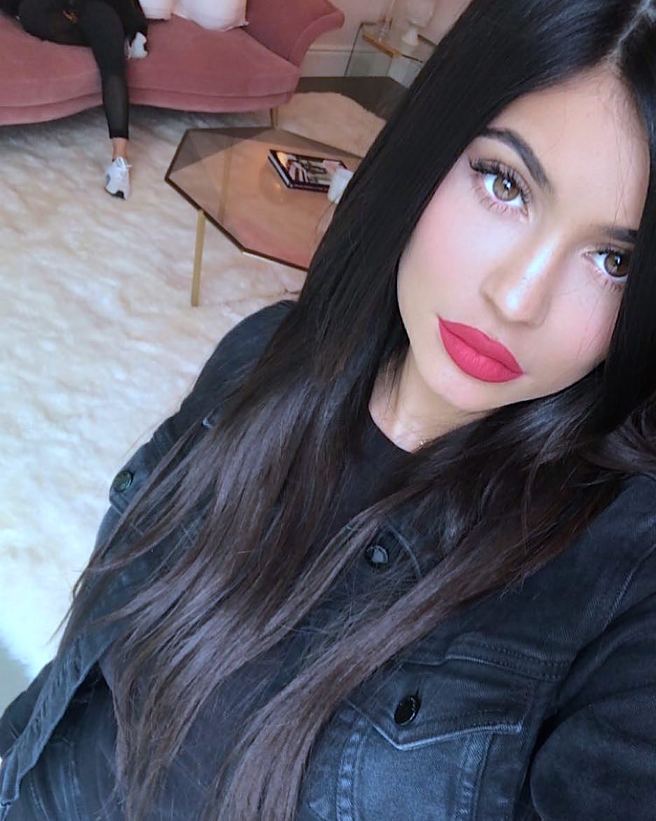 elitemag_gta's tweet photo. @kyliejenner is wearing new #shade💋 of lipstick. @kyliecosmetics new named is #Victoria💄#rumour has it, #named after her PA launch 5/31. A #lipstick that bears her name is awesome. #Kylie is  a #beautiful #goddess both inside &amp; out.👏🇨🇦💄#500pxrtg #RT https://t.co/U3cFjRfM09