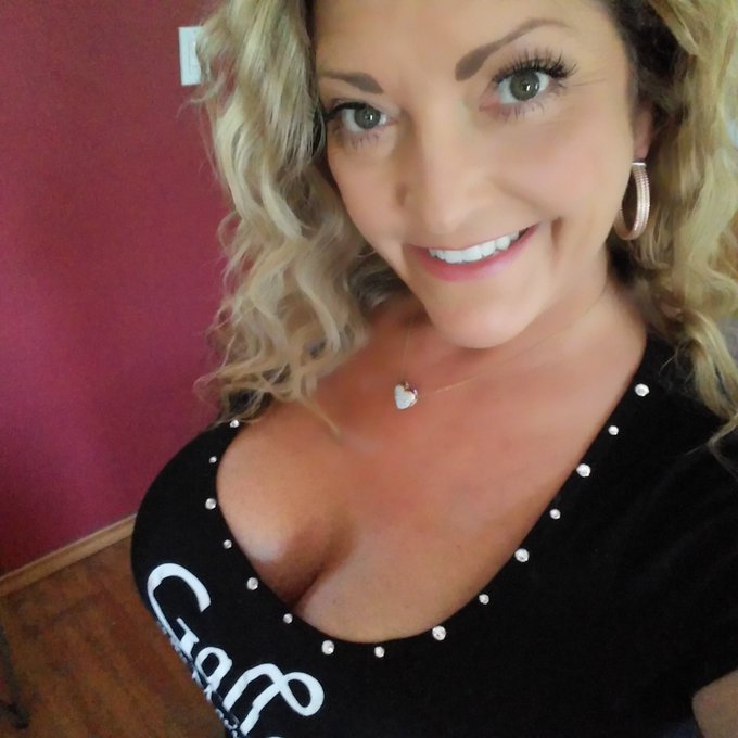 Yes I'm still alive for those of you asking #sendinglove. 💋💋💋 https://t.co/fCuAqMGJD6<a href="/tag/sendinglove"class="tags">#sendinglove</a>