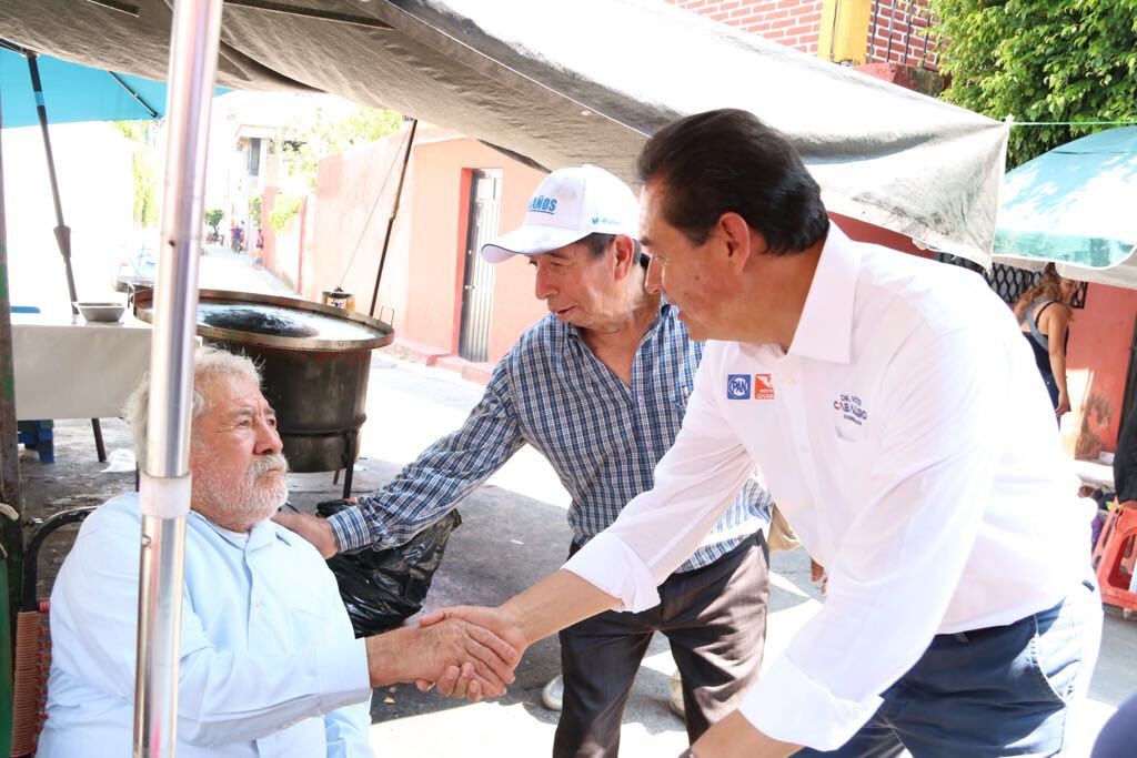 CaballeroSolano's tweet photo. Durante mi recorrido por el tianguis de la colonia Antonio Barona, les manifesté mi apoyo a los comerciantes para ejercer su actividad con mayor seguridad, buscando con ello incentivar la afluencia de los visitantes y la reactivación económica.
#MorelosEsNuestro #VíctorCaballero https://t.co/o9d8Crv8Gh