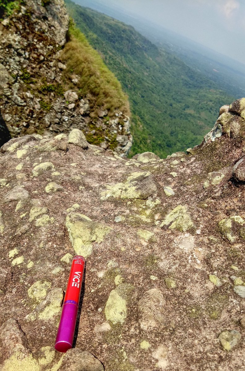 JoanaComon's tweet photo. Kahit wala akong boyfriend na kasama umakyat sa bundok, ang mahalaga hindi ako iniwan ng lipstick ko. #AchuchuchuwenttoMtMarami #achuchuchureachedthesummit #vicegandacosmetics @vicegandako https://t.co/Y6YQzeFu0Z