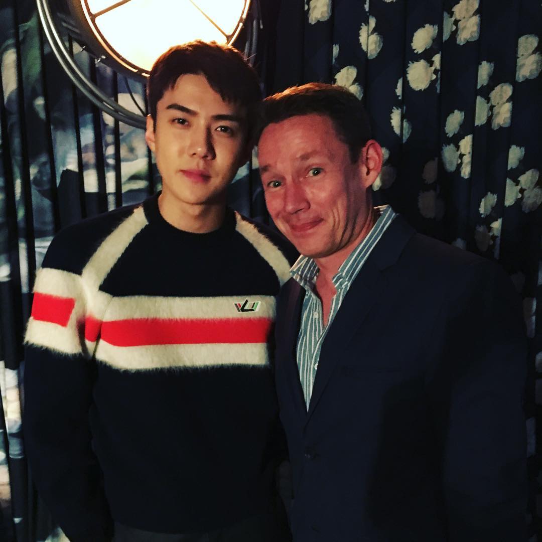 fkdmcrc's tweet photo. ใครๆก็อยากถ่ายรูปกับพี่ฮุน  สุดหล่อ คนเก่งของเมีย ภูมิใจ
#SEHUNxLV #LVCruise https://t.co/ConLWfcCQx