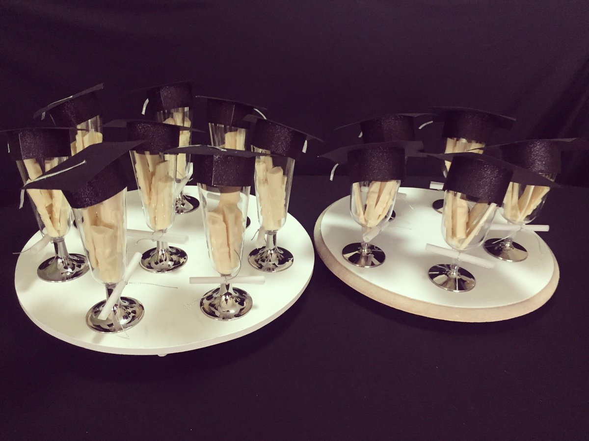 DelPortillo1's tweet photo. Recordatorios. Diplomas de chocolate blanco #chocolates #whitechocolate #grado🎓 #graduation #DelPortillo https://t.co/fFTyXtTwgD