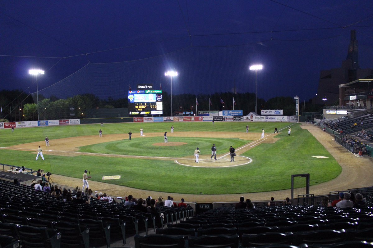 BaseballMB's tweet image. A huge thank you goes out to the @Wpg_Goldeyes for hosting tonight and for helping us celebrate 50 years of Baseball Manitoba! ⚾️🇨🇦#SummersPerfectGame #GoGoldeyes