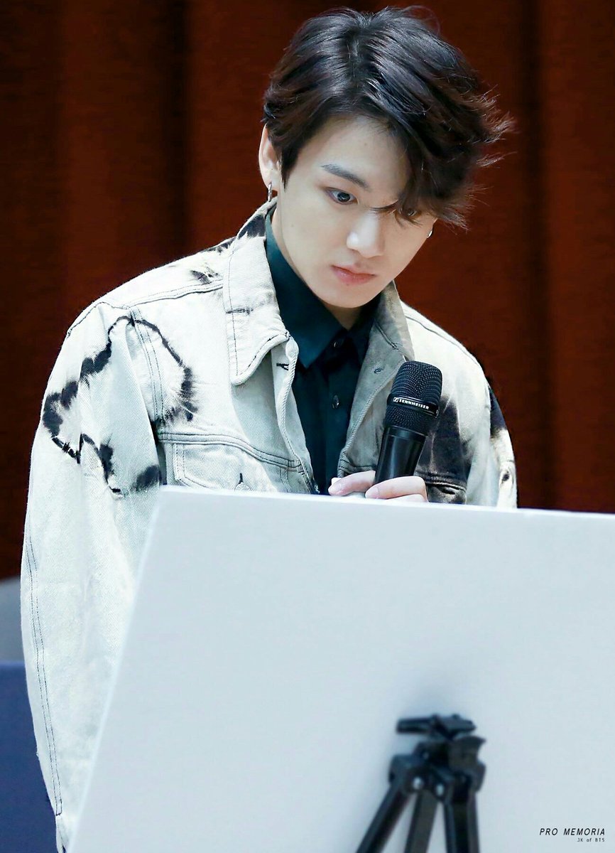 Alice_Heart97's tweet photo. This look is doing wonders 😍
#PremiosMTVMiaw #MTVLAFANARMYBTS #MTVLADANCEGOGO
#MTVLAKPOPBTS
@BTS_twt https://t.co/UIuuAdW3sP