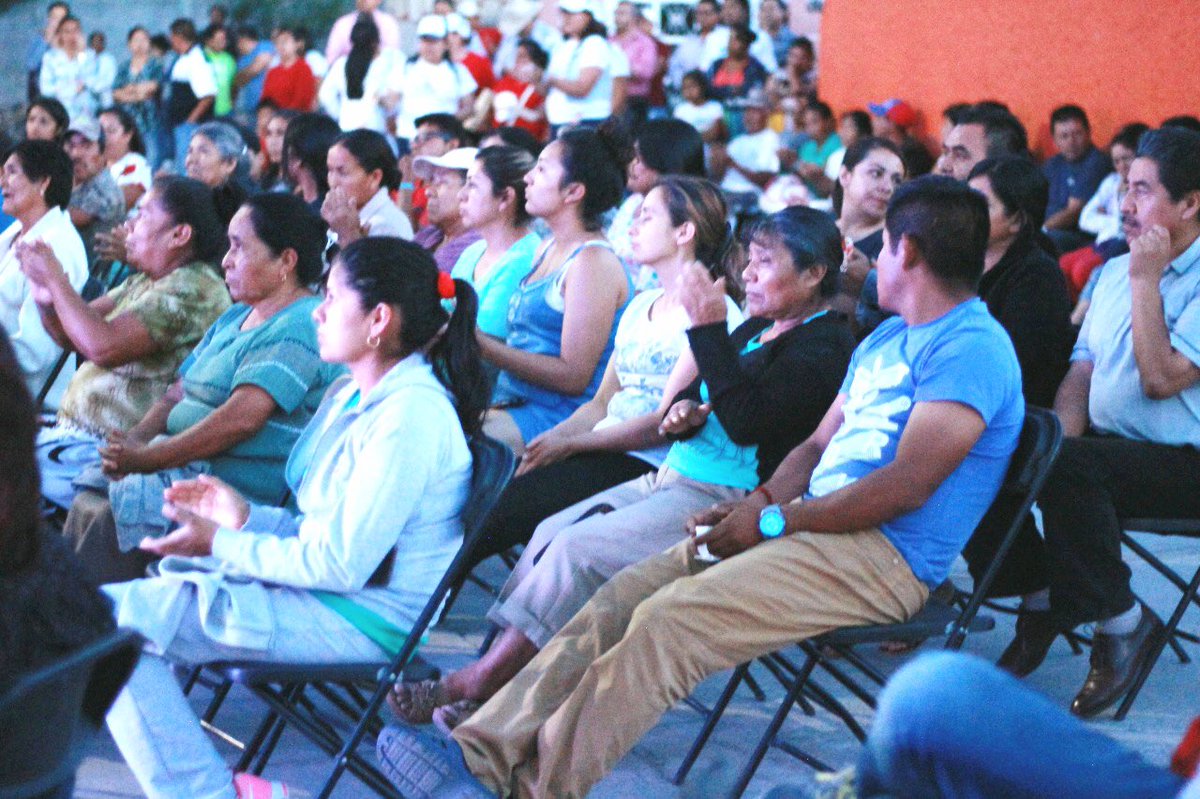 CarlotaLedesma_'s tweet photo. Hoy llevamos nuestras propuestas a la comunidad de Los Vázquez. Es increíble que un lugar tan cercano a la cabecera tenga tantas necesidades. A ellos mi compromiso y trabajo para mejorar el entorno en que los niños y jóvenes están creciendo! #VamosaEstarMejor #CadereytadeMontes https://t.co/5hF4sdHl3s