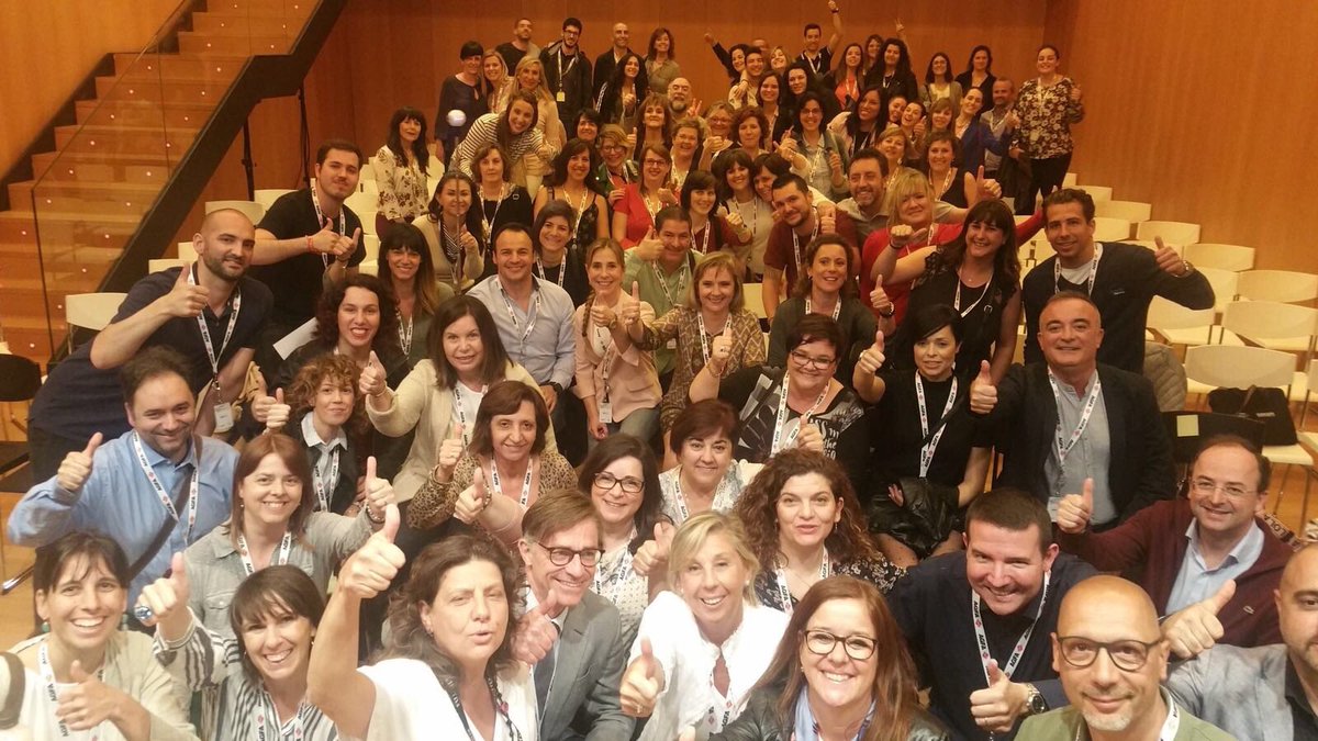 LeoRomero_Rad's tweet photo. En el colofón del 34vo Congreso SERAM.El poder de lo invisible.2 horas con 5 historias entrelazadas de la visión humana-emocional de la Radiología. Enfermeras,técnicos radiólogos,pacientes, médicos radiólogos.Pasamos de la corbata al abrazo fraterno. Magia basada en la evidencia. https://t.co/AaW3Lifzoq