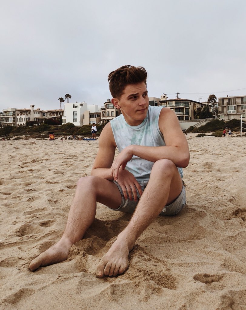 lincolnwjohnson's tweet photo. there’s sand in my shorts 🙂 https://t.co/iepBeXreAA