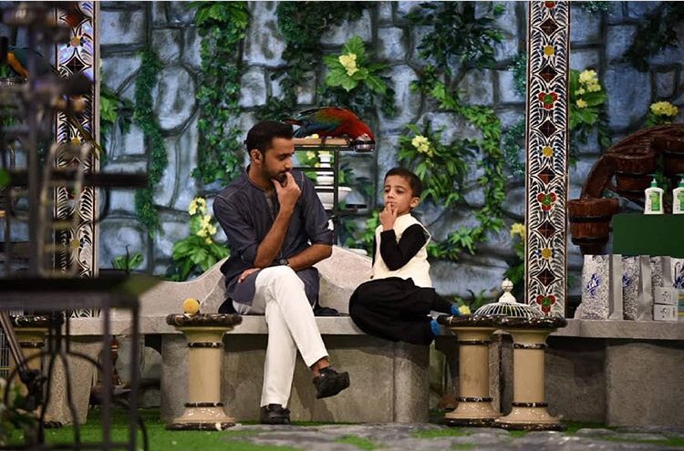 muneezamehboob1's tweet image. This is such a cute picture of #Father&amp;amp;Son MashAllah #SameStyle @WaseemBadami and #AdilAbbasBadami MashAllah MashAllah Father&amp;amp;Son Bonding MashAllah #ShaneIftar #12thRamzan On The Set Of #ShanaRamzan 😊😊😇😇😇