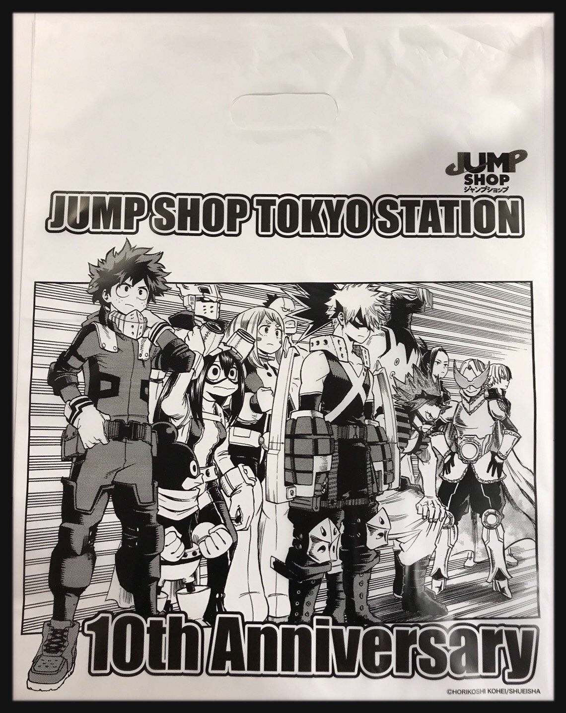ジャンプショップ Jump Shop 公式 Jump Shop東京駅店10周年記念ショッパー再入荷しました 僕のヒーローアカデミア のイラストを使用した東京駅店限定ショッパーが本日再入荷いたしました 東京駅店でお買い物して 是非getしてください 皆さま
