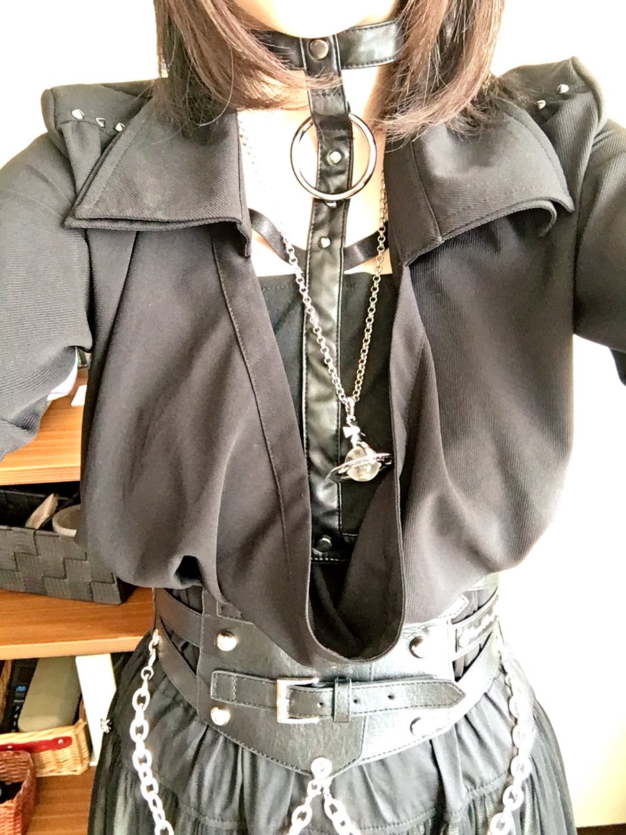 亜希 コーデ垢 下アップ コルセットもセクポさん 首元のクロスやリングがカッコ良い感じなので コルセットも太目のチェーンでかっこよさ出してみる スカートはゴンキンの チュールからうっすら見える城スカートが可愛いんです