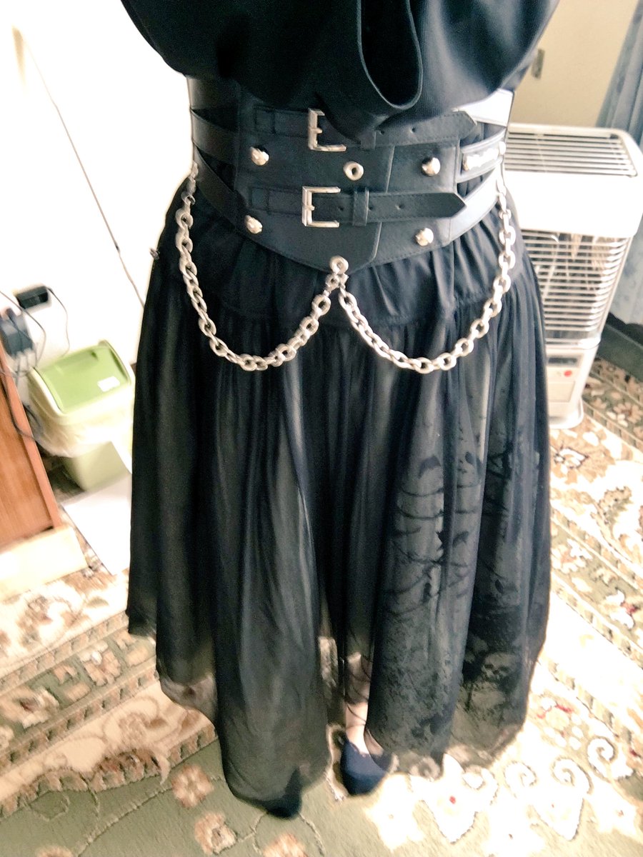 亜希 コーデ垢 下アップ コルセットもセクポさん 首元のクロスやリングがカッコ良い感じなので コルセットも太目のチェーンでかっこよさ出してみる スカートはゴンキンの チュールからうっすら見える城スカートが可愛いんです