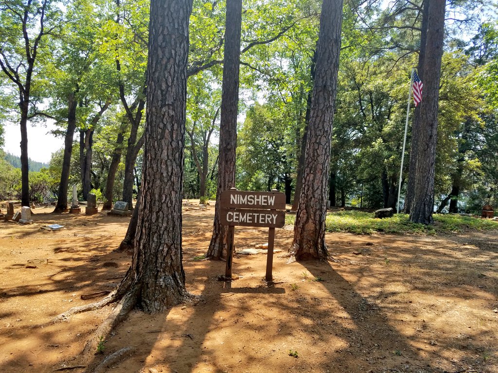 rvrangers's tweet photo. Students beautifying Nimshew Cemetery in advance of Memorial Day 2018, well aware of the ultimate sacrifice made by some laid to rest here in our very own community 🇺🇸 #rvhswolverine #pusdk12 https://t.co/CrJwUWCOt9