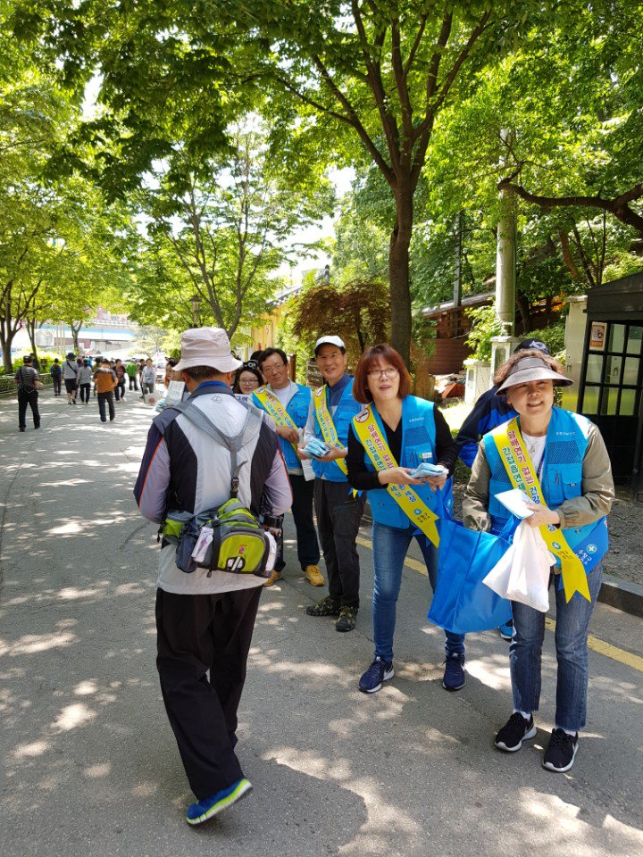 8yXLEO18gqA7LOb's tweet photo. 지난 주말 26일(토) 남한산성 입구에서 수정구보건소, 중원구보건소, 을지대학교 학생들, 금연지도원들이 함께 금연캠페인을 실시하였습니다. 팀장님을 비롯한 주사님들, 무더위에 엄청 수고많았습니다. https://t.co/VJn5PJFTLa