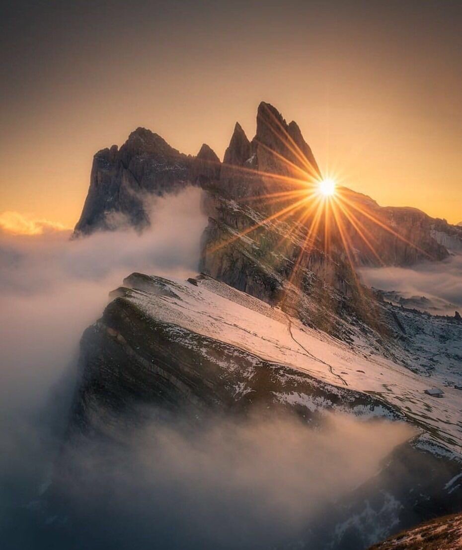 ما أجمل أن ننتظر بعضنا في كل #صباح لنجد كلماتنا تضفي على نفوسنا الأمل بيوم مشرق ، (نَتَوَاصَل بِالْقُلُوْب وَإِن أَبْعَدْتَنا الْدُّرُوب ) ،  '' نَجود على بعضنا بِالْدُّعَاء وَإِن صَعُب الْلِّقَاء أسال الله العظيم ان يديم عليكم الصحه والعافيه ..🌹