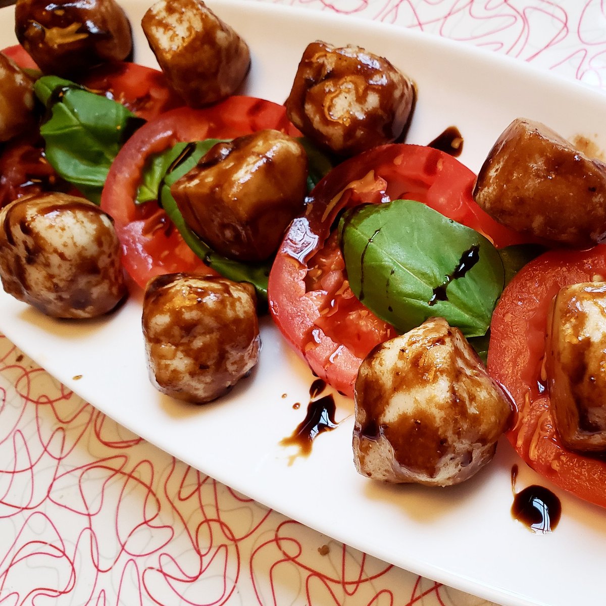 FlowervineMom's tweet photo. I made #Caprese #Salad tonight, a favorite of mine. #vegan marinated #mozzerella, #basil &amp; #Tomatoes w #basalmic vinegar. #PlantPowered #eatyourplants #PlantPoweredTrailRunner https://t.co/xBobk4oXuc