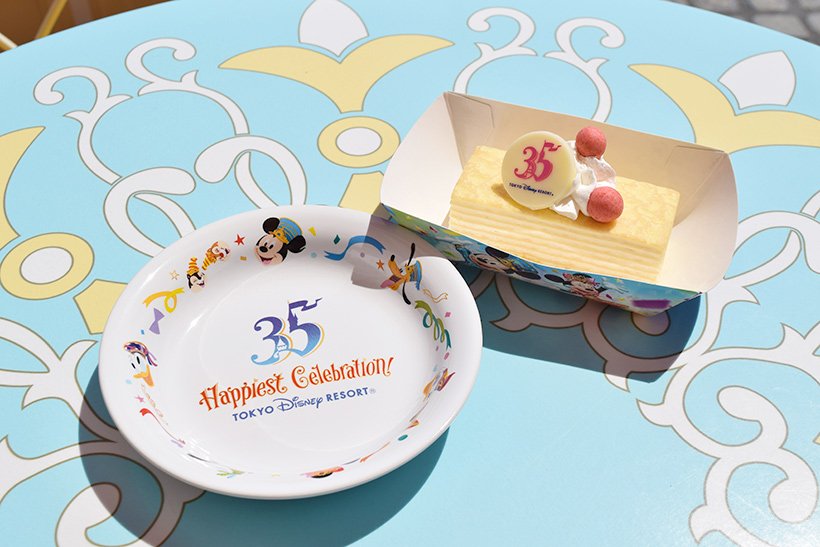 東京ディズニーリゾートpr 公式 あまーいスイーツで ひと休み 35周年のロゴが入ったチョコレートがのったミルクレープ は しっとりとしたクレープ生地とミルク風味ゆたかなクリームがとってもマッチ やさしいお味がお口の中にひろがりますよ 東京ディズニーリゾートpr 公式 あまーいスイーツで ひと休み 35周年のロゴが入ったチョコレートがのったミルクレープ は しっとりとしたクレープ生地とミルク風味ゆたかなクリームがとってもマッチ やさしいお味がお口の中にひろがりますよ
