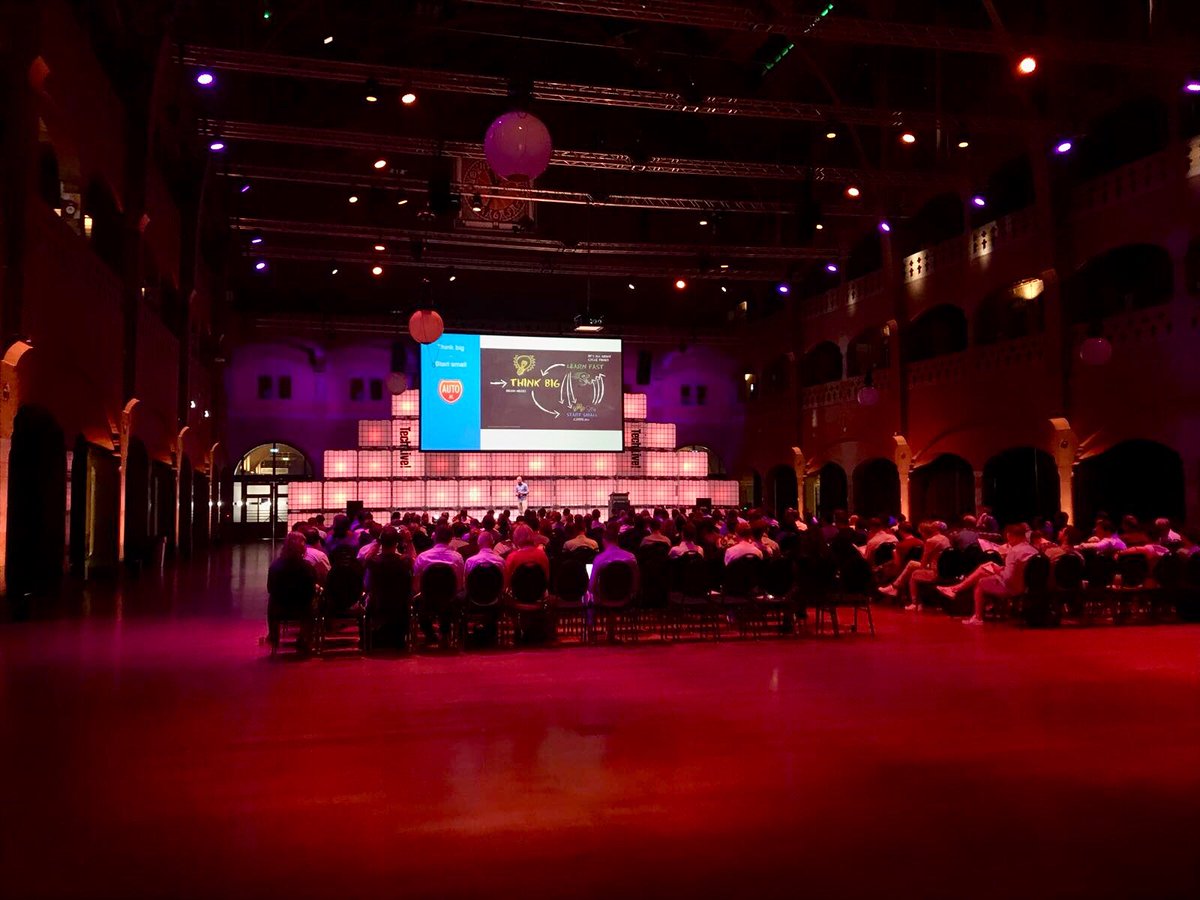 esites's tweet photo. Volle zaal bij onze gastspreker @Martijn_Bovee van @autonl, die net een inspirerende sessie gaf over de aanpak bij het inzetten van (technische) innovaties binnen een conservatieve branche. #techlive18 https://t.co/w4LQ4aeEIw