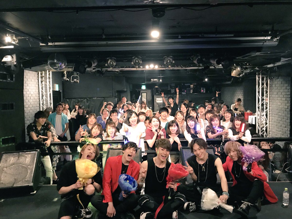 5Doors_Official's tweet photo. 昨日の５Doorsラストライブにお越し頂いた皆様、有難うございました。

5/28、５Doorsは１年８ヶ月の間、続けてきた芸能活動にピリオドを打ちました。

その間メンバー達をずっと応援し、支えて下さったファンの皆様には、言葉で言い尽くせないほど感謝しております。

本当にありがとうございました。 https://t.co/tBpLzzEAhh