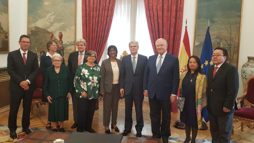 Fuertemente comprometidos con la abolición de la #PenaDeMuerte. #España colabora con <a href="/ICOMDP/">International Commission against the Death Penalty</a> desde su creación. He recibido a su presidenta Navi Pillay junto a varios miembros de la Comisión.
Meeting with members of <a href="/ICOMDP/">International Commission against the Death Penalty</a>. Spain works for the abolition of the #deathpenalty