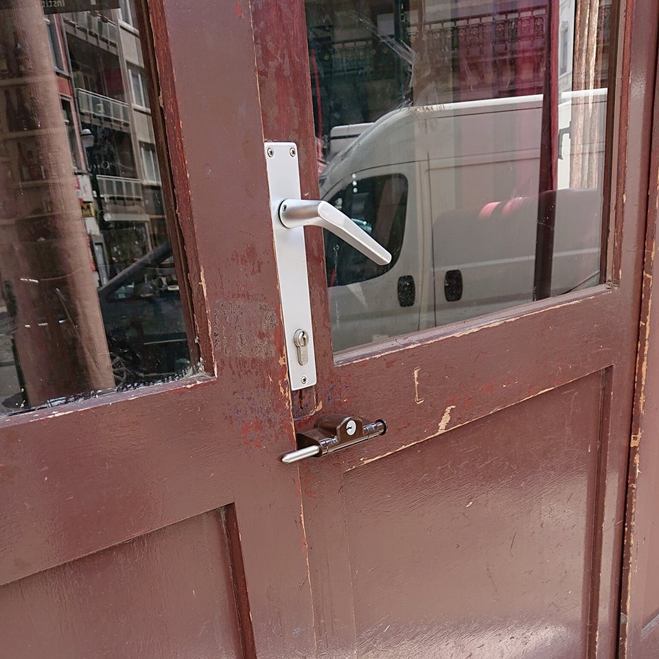 comitealhambra's tweet photo. Fermeture café de prostitution 'Taverne 54' par ordre de police / Sluiting van prostitutiecafé 'Taverne 54' per politiebevel / Contrôles de police dans le quartier / Politiecontroles in de wijk.

https://t.co/xJqUpwPoxG https://t.co/KavWale48n