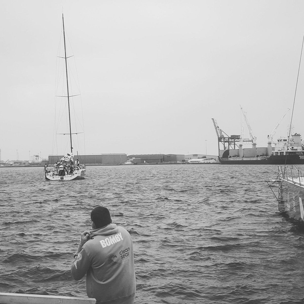 Watching #turnthetideonplastic come into dock. There is Henry Bomby the NMA Ocean Ambassador <a href="/NMAPlymouth/">National Marine Aquarium</a> <a href="/volvooceanrace/">Volvo Ocean Race</a> <a href="/henrybomby/">Henry BOMBY.</a>