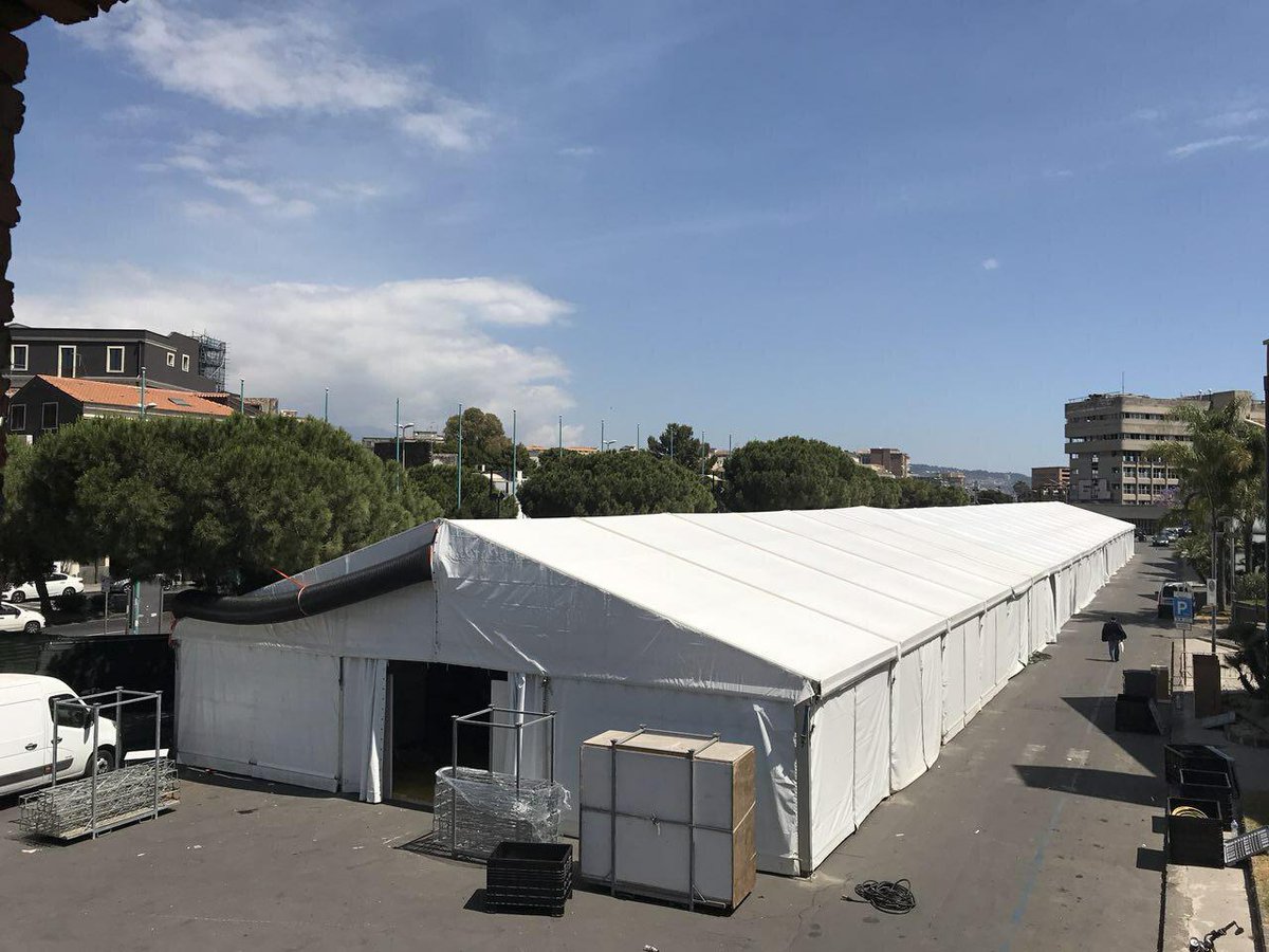 etnacomics's tweet photo. Perplessità? Dubbio? Etnacomics? O più semplicemente, quella voglia matta di scoprire cosa si nasconde sotto a quel tendone?! #EC8 #etnacomics2018 #Backstage #Tendone https://t.co/3HBZIWvrqT