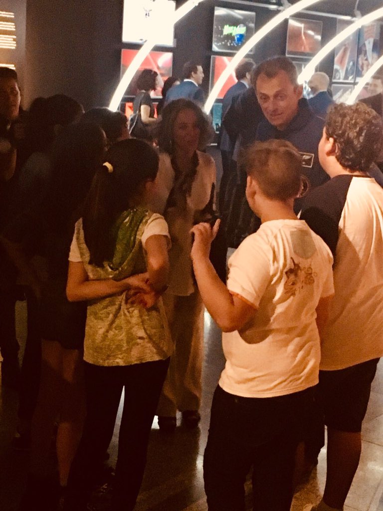 ComeniusCEducat's tweet photo. Comenius goes to Mars!
Els nostres alumnes membres del Consell dels Xiquets del Museu Príncep Felip coneixen Pedro Duque a l’Expo “Mart la conquesta d'un somni" https://t.co/T7G6F10uqX