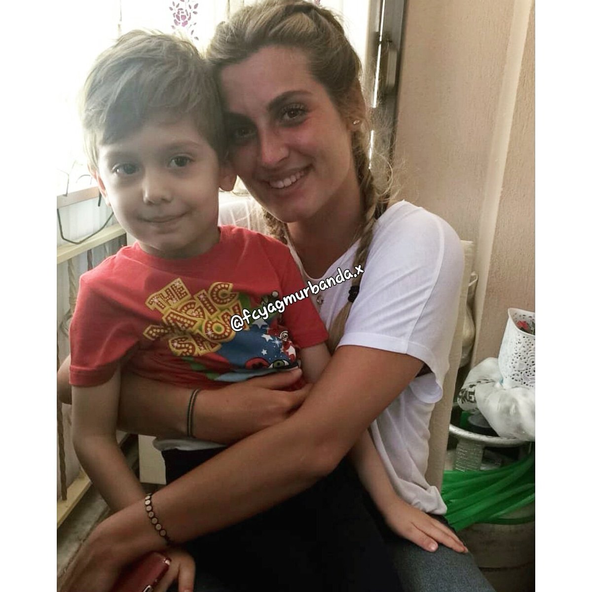 0Survivoryorum0's tweet photo. Yağmur Banda yeğenine kavuştuuu❤😊 #survivor2018  #YağmurBanda  #YBFC https://t.co/uel2AC5th4