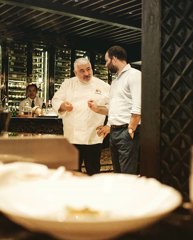 BangkokFoodies's tweet photo. I'm afraid to ask 😂
.
.
.
Flashback to @umberto_bombana at @lascalabangkok by @gastronautsasia.
.
.
.
 #BangkokFoodies #bangkok #bangkokfood #bangkokrestaurant #bangkokhotel #bangkokchefs #foodbkk #GastronautsAsia https://t.co/HdGxJd1fzZ https://t.co/B4dDNT8Ram