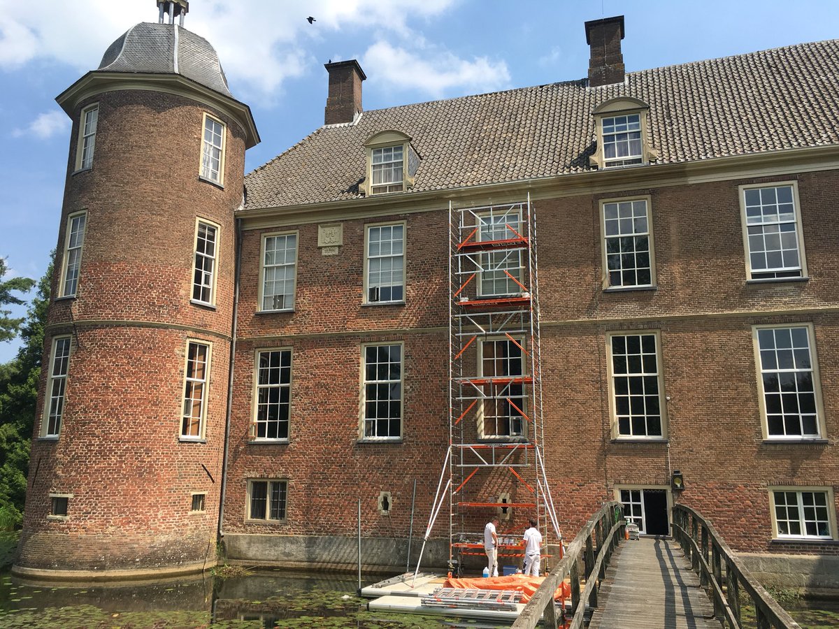 Schilderwerk <a href="/KasteelInfo/">Kasteel Slangenburg</a> vordert gestaagd #instandhouding #harmsenvakschilders #rekeninghoudenmetdezon <a href="/glk/">GLK&</a> <a href="/monumentenbezit/">Stichting Monumenten Bezit</a>